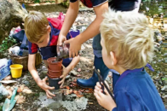 Kinder experimentieren im Freien mit Wasser_Proki