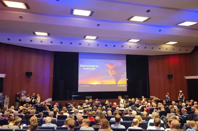 Publikum in der Aula des Rhein-Sieg-Gymnasiums bei der Eröffnung der Woche der Nachhaltigkeit in Sankt Augustin mit Sven Plöger.