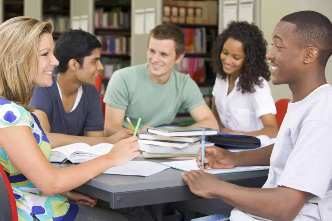 Internationale Studierende lernen gemeinsam Colourbox 1240718