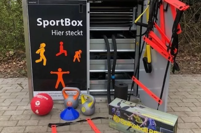 csm_Sportbox_halboffen_mit_Sportartikeln_stol_