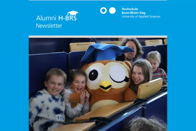 Headerbild Alumni-Newsletter Juli 2025 vor blauem Hintergrund