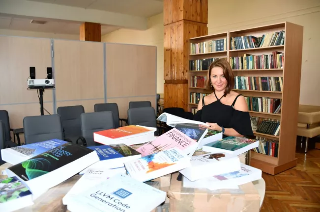Bibliothekarin mit Büchern an der Partnerhochschule der H-BRS in Tschernihiw