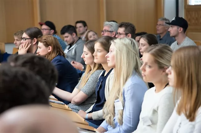 31_alumni-tag-2016_72dpi_fotos-eva-tritschler-1103_tj-karriereplanung_.jpg (DE)