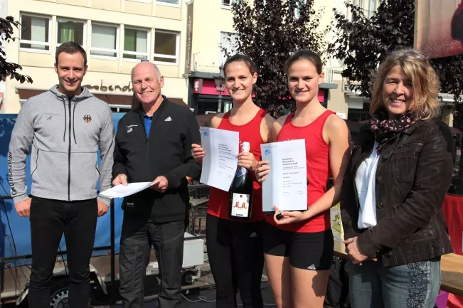 dhm_2017_strassenlauf_1_und_3_platz_damen_iris_gross_20170924_foto_eva_tritschler_19_cut.jpg (DE)