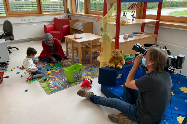 dreh_imagefilm_rhb_elternkindzimmer_fatima_hashema_juergen_heck_2020-08-25_foto_esther_hummel.jpg (DE)
