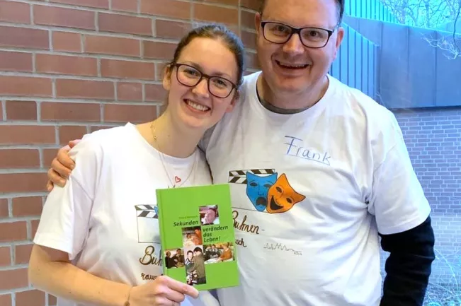 erlebniswe_fb06_2018_isabella_loeffelmann_frank_karrasch_mit_seinem_buch_foto_christian_rexrodt.jpg (DE)