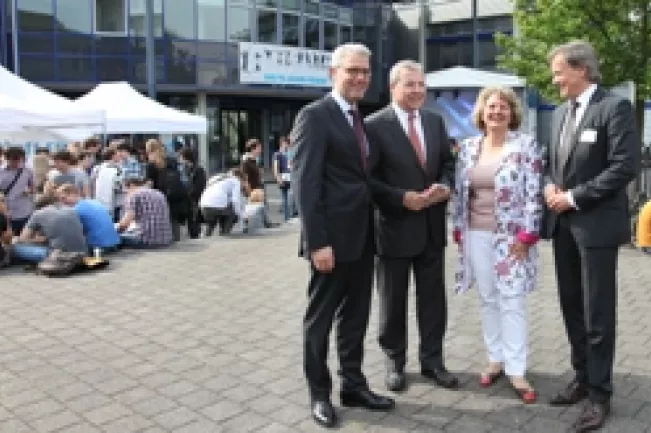 bundesumweltminister_landrat_und_nrw-wissenschaftsministerin_gratulieren_dem_hochschulprasidenten_10594.jpg (DE)