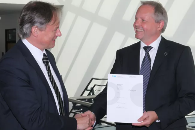 dieter_franke_erhalt_von_hochschulprasident_hartmut_ihne_li_die_ernennungsurkunde_12750.jpg (DE)