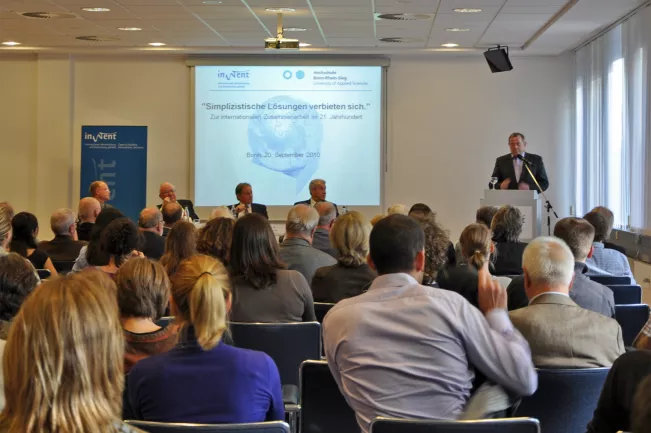 ehrenv_prof._uwe_holtz_1700_9068.jpg (DE)