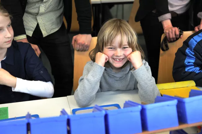 Kinderuni - Junge in Seminarraum (DE)