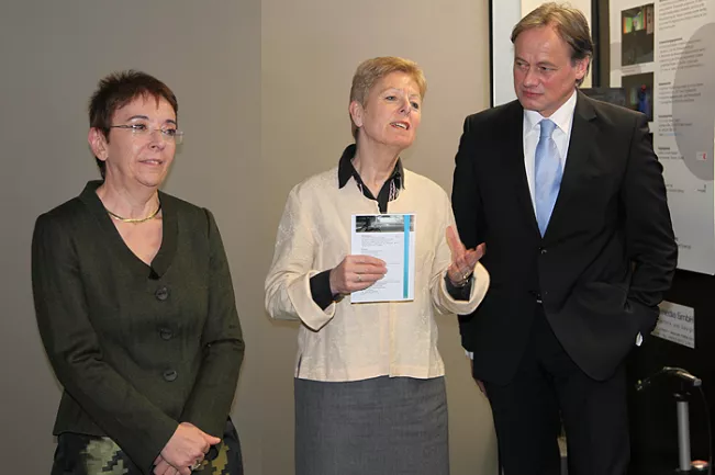 ministerin-im-labor_700_10038.jpg (DE)