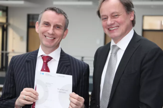 prof._dr._thorsten_bonne_mit_hochschulprasident_hartmut_ihne_12040.jpg (DE)