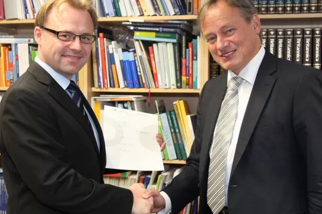 prof._dr._welf_wawers_mit_hochschulprasident_hartmut_ihne_12836.jpg (DE)