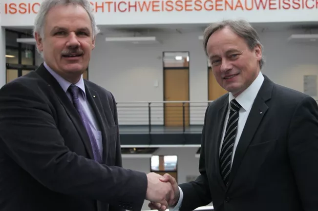 rheinbachs_burgermeister_stefan_raetz_li_mit_hochschulprasident_hartmut_ihne_13484.jpg (DE)