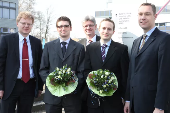 sind_jetzt_master_of_arts_tim_mettbach_und_andreas_klug_von_links_mit_blumen._ihnen_zur_seite_die_12138.jpg (DE)