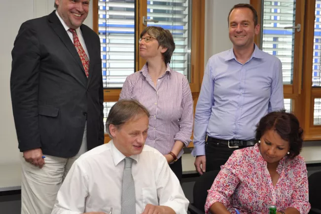 Archiv - unterzeichnung-menschen-fuer-menschen-2010_700_8936.jpg (DE)