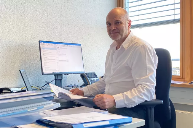 floran-habel-schreibtisch-foto-dominik-pieper.jpg (DE)