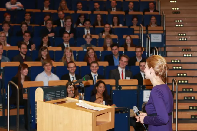 Alumna Patrycja Muc bringt das Publikum auch gerne mal zum Schmunzeln (DE)