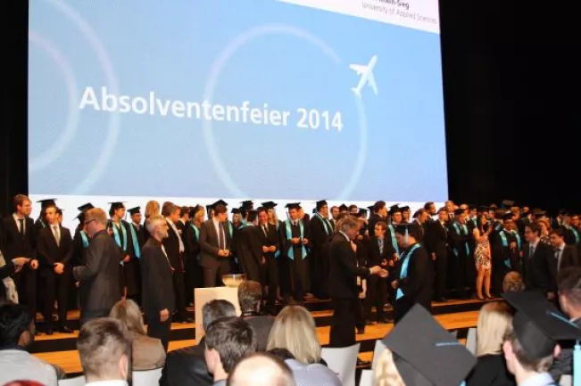 2014_Absolventenfeier-handshake-lh
