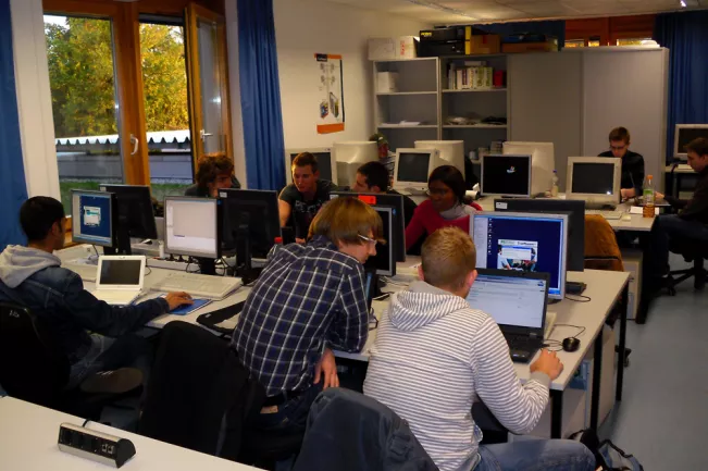 20150619_fbinf_Labor Wirtschafts- und Rechtsinformatik_web(DE)