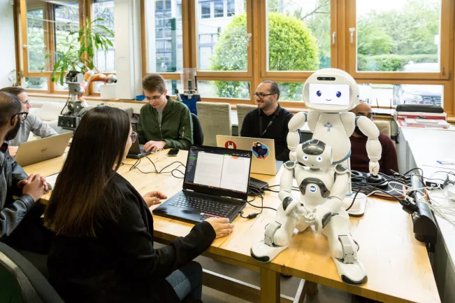 informatik_robotik_labor_20220426_foto_eric_lichtenscheidt_02_fs22.jpg (DE)