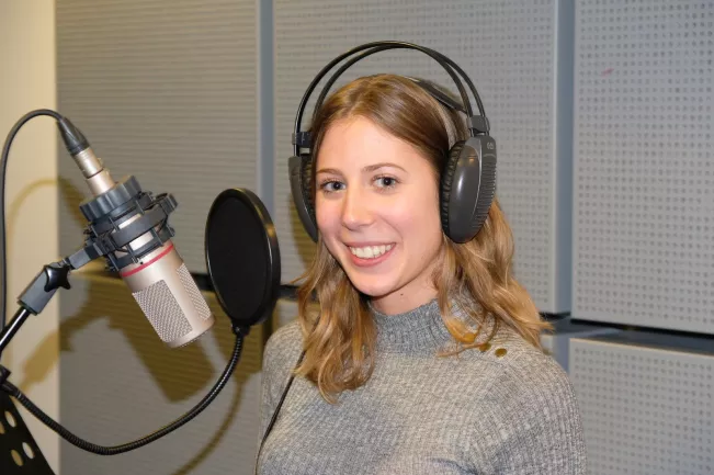 Radio-Moderatorin.jpg (DE)