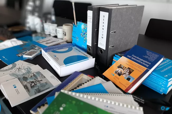 kooperation_stadtarchiv_vertragsunterzeichnung_20210616_foto_martin_schulz_bild_2.jpg (DE)