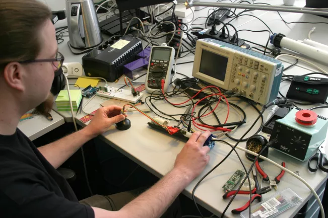 lernlabor_cybersicherheit_jonas_und_mitarbeiter_sta_inf_20180320_foto_j._kuestenmacher_23.jpg (DE)