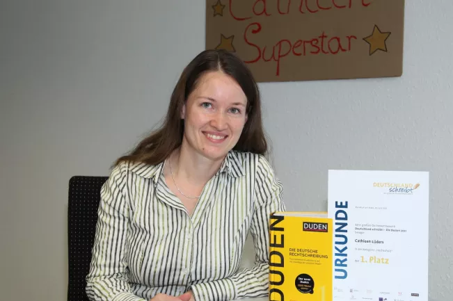 cathleen lueders urkunde deutschland schreibt im buero sta 20211014 foto eva tritschler 7417.jpg (DE)