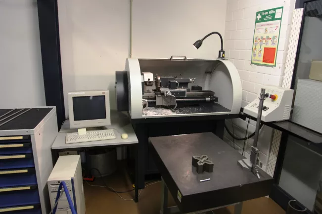 maschinenhalle_cnc_drehmaschine_2016-11-18_foto_j._kuestenmacher_18.jpg (DE)