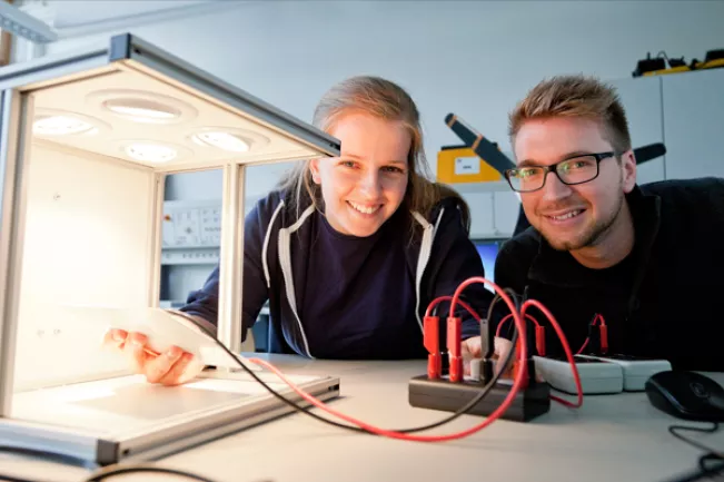 Studierende EMT in labor erneuerbare energie 20131014 lichtenscheidt (DE)