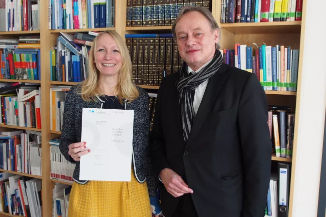 Überrreichung der Berufungsurkunde an Prof. Dr. Christine Syrek (DE)