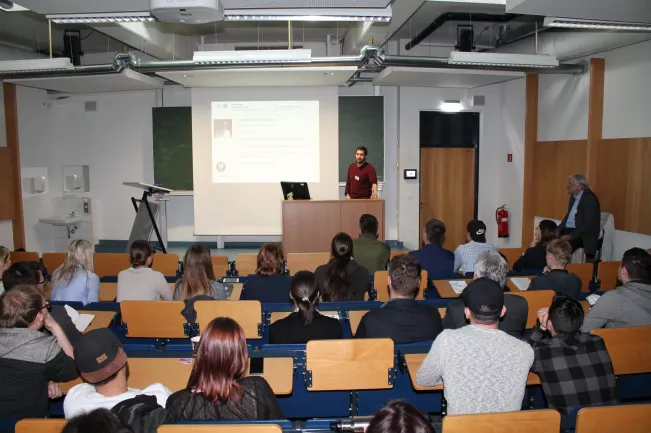 31b_alumni-tag-2016_tj_ertugrul_cam_tj-karriereplanung_pieck.jpg (DE)