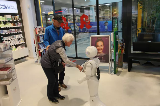 charly_beratungseinsatz_apotheke_1.jpg (DE)