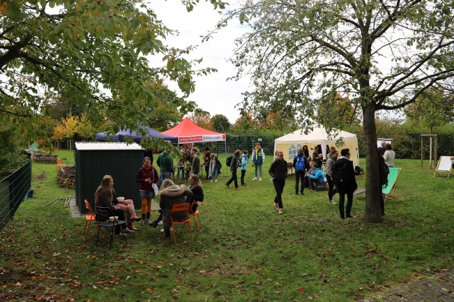 studierende_und_mitarbeiter_beim_mittagessen_im_campusgarten_20211020_Foto_Pascal Kimmich.jpg (DE)