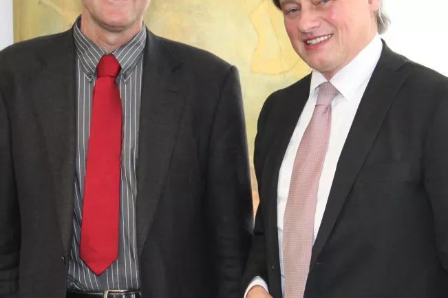 Professor Jakob Rhyner (li.) neu im Hochschulrat, Glüvkwünsche durch H-BRS-Präsident Hartmut Ihne(DE)
