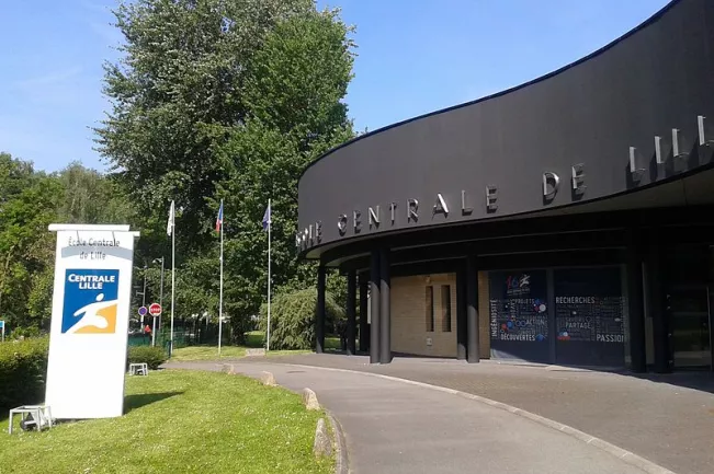 20151214_facade-entree_de_lecole_centrale_de_lille_clemens_geraldine.jpg (DE)