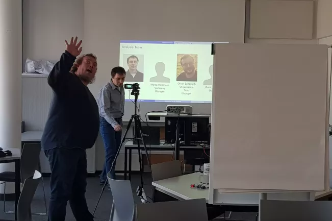 20200331_FBINF_Analysis_Becker_Hülsmann_104928.jpg (DE)