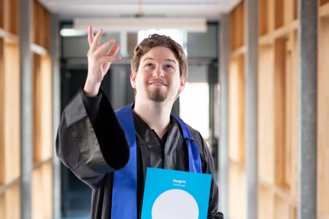 20210223_fbinf_mvg-erster_absolvent_maximilian_schaefer_img_miriam_thues_063.jpg (DE)