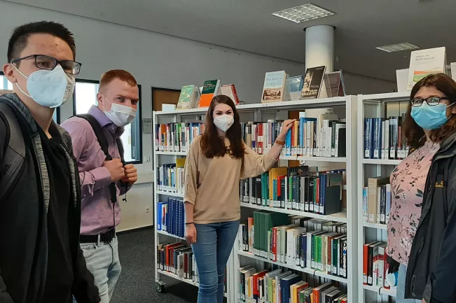 neue Auszubildende 2021 bei der Bibliotheksführung (DE)