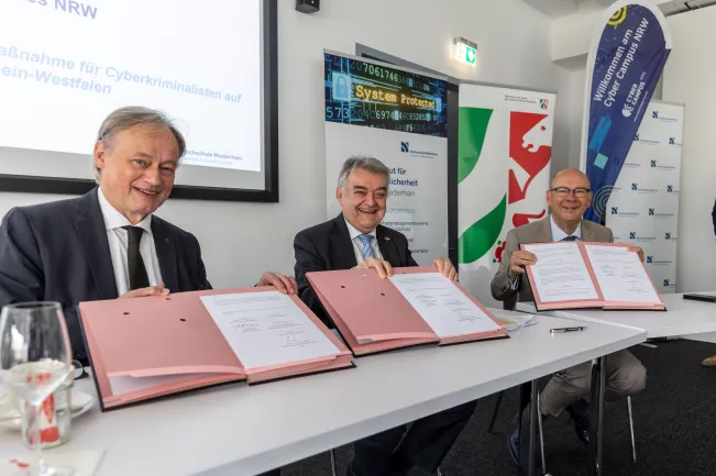 220428_pressekonferenz_cyber_campusnrw_foto_maik_hagen.jpg (DE)