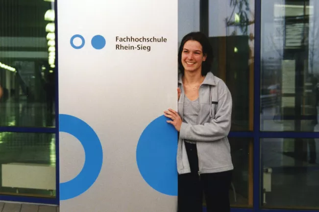 absolventin_jasmin_riediger_matrikel_nr_120_ca._2000_foto_eva_tritschler_zuschnitt.jpg (DE)