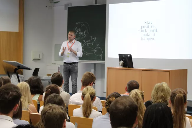 achim_rehahn_beim_vortrag_2._juni_fuer_web.jpg (DE)