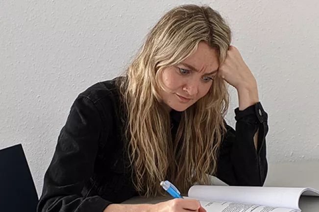 Studentin-mit-Prüfungsangst.jpg (DE)