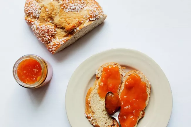 anl-2021-1_rezept_hefezopf_aus_head_full_of_herbs.jpg (DE)