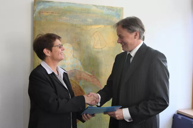 annegret_schnell_hartmut_ihne_ernennung_gleichstellungsbeauftragte_2009_foto_evatritschler.jpg (DE)