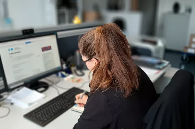 arbeitsplatz_praesenzarbeit_h-brs_foto_m_schulz_3.jpg (DE)