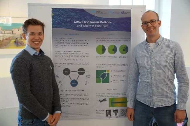 bedrunka_und_wilde_vor_ihrem_poster.jpg (DE)