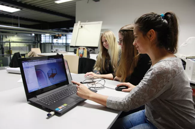 bett_fuer_fluechtlinge_studentinnen_am_rechner_emt_foto_e._tritschler_img_8760.jpg (DE)