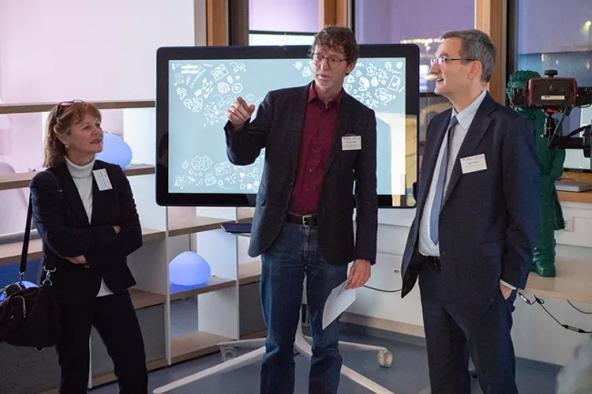 bmbf_gespraech_internet_nicht_veroeffentlichen.jpg (DE)